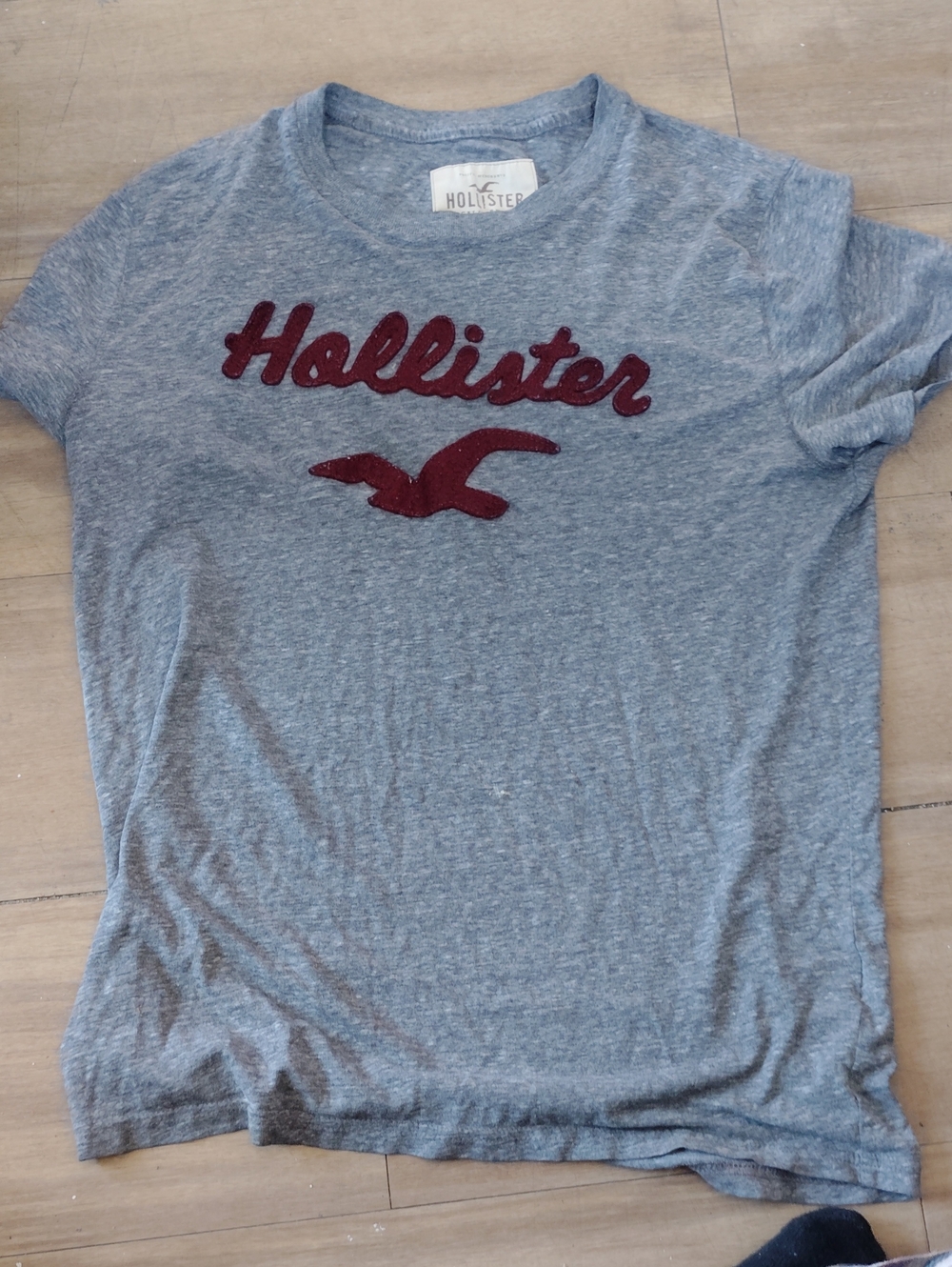 Hollister Heather Gray Tee with Maroon Script Size Small